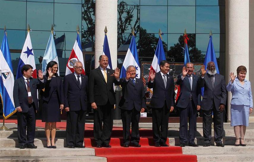 De izquierda a derecha, el vicecanciller de Nicaragua, Dennis Moncada, la vicepresidenta de Panamá, Isabel De Saint Malo, el presidente de Guatemala, Alejandro Maldonado, el presidente de Costa Rica, Luis Guillermo Solís, el presidente de El Salvador,