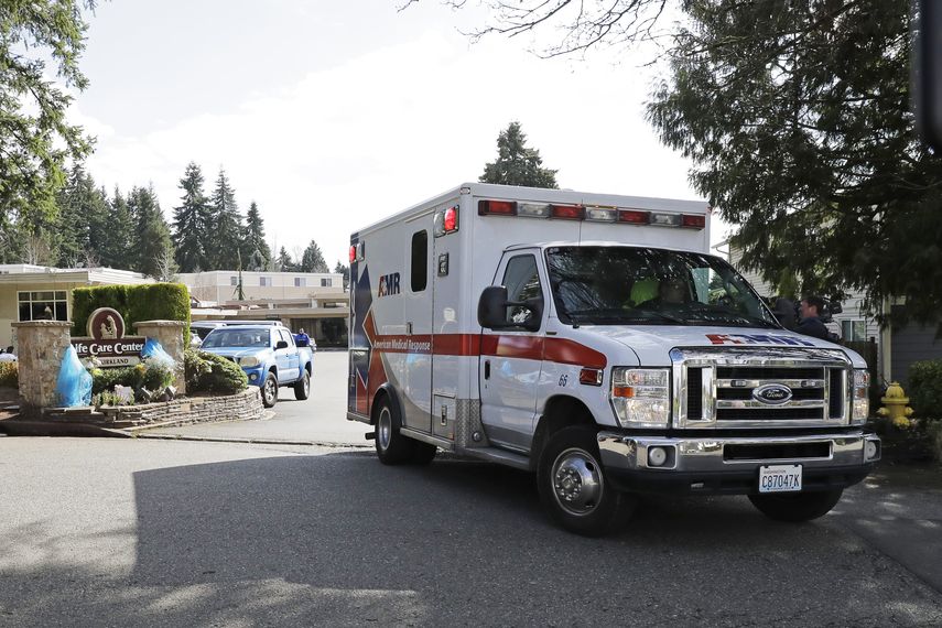 En esta foto del 12 de marzo de 2020, una ambulancia sale del Life Care Center en Kirkland, Washington, que ha estado en el centro del brote de COVID-19 en el estado. El coronavirus se propaga por todo el pa&iacute;s, lo que pone a las personas de edad especialmente en riesgo.&nbsp;