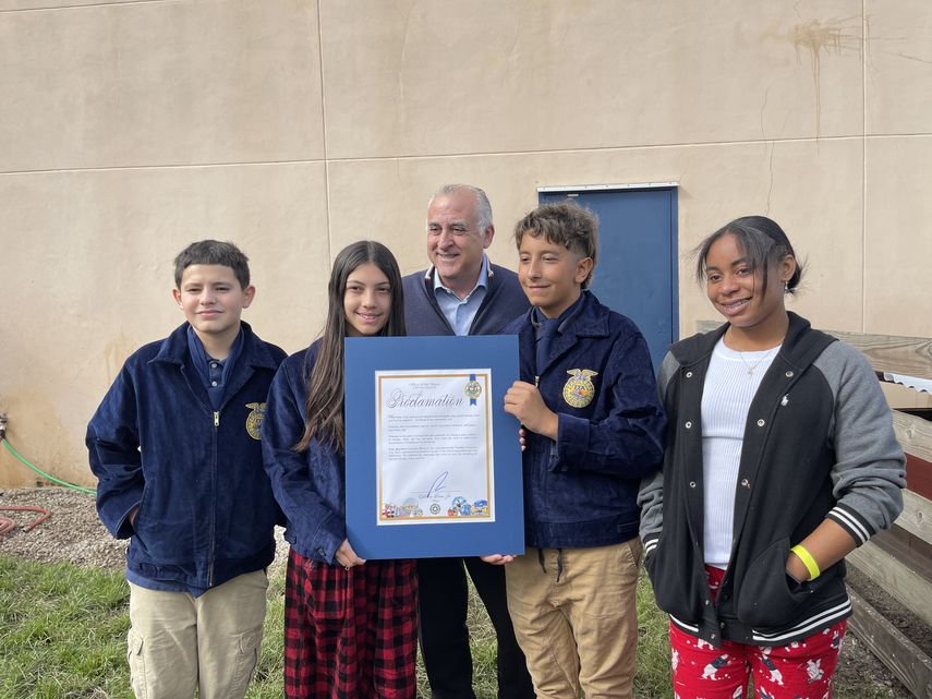 Anthony Torres Rodríguez, Ángela Rodríguez, Alejandro Alonso y Leyla King reciben la proclamación de perdón para los tres cerditos  del alcalde de Hialeah Esteban Bovo. 