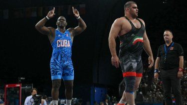 El cubano Mijaín López celebra luego de ganar su combate en los cuartos de final de los Juegos Olímpicos de París, el 5 de agosto de 2024.