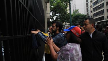 Los parlamentarios colocaron en las rejas de la institución pública, capuchas negras y copias del artículo 68 de la Constitución.