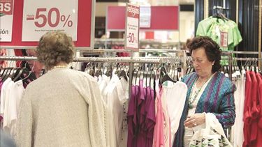 Dos mujeres compran prendas en una tienda con descuentos. (Archivo Efe)