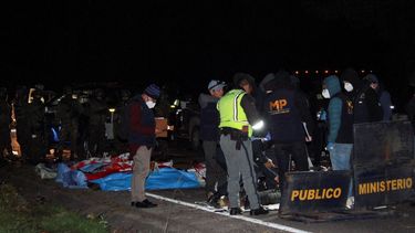 Los cuerpos de las víctimas que murieron en un accidente de tráfico en Cumbre de Alaska en Totonicapán, Guatemala, el 27 de diciembre de 2025.