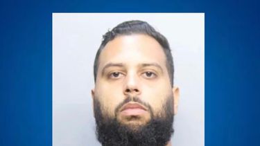 Carlos Cabrera, de 34 años, presunto proveedor de servicios de construcción, fue detenido y acusado de hurto mayor y otros cargos relacionados con la estafa que cometió.