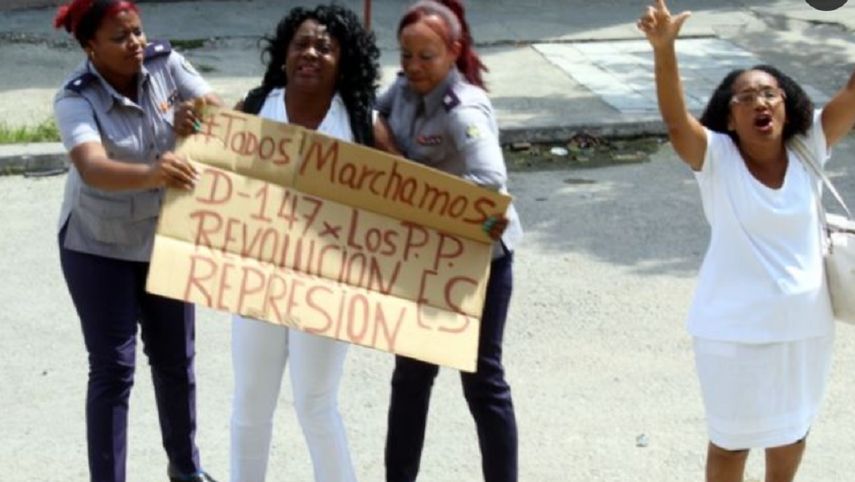La imagen de archivo muestra una de las tantas detenciones&nbsp; ejecutadas por fuerzas represivas del Departamento de Seguridad del Estado y la Policía Nacional.