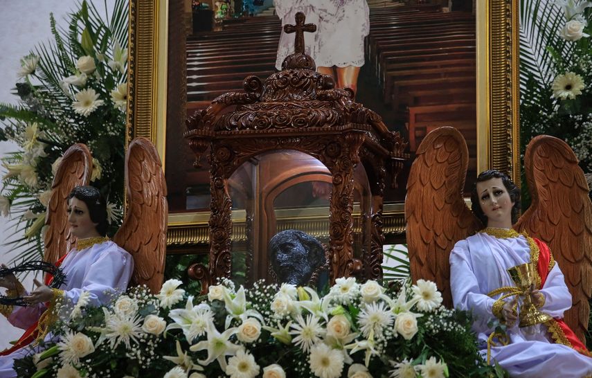 Imagen de la cabeza de la Sangre de Cristo, quemada en un incendio el 31 de julio de 2020, tomada durante una procesión en su honor, en la Catedral Metropolitana de Managua el 9 de julio de 2023. Más de mil fieles católicos celebraron una procesión en honor a la imagen de la Sangre de Cristo en los jardines de la catedral de Managua, dada la prohibición gubernamental de realizar procesiones en las calles.