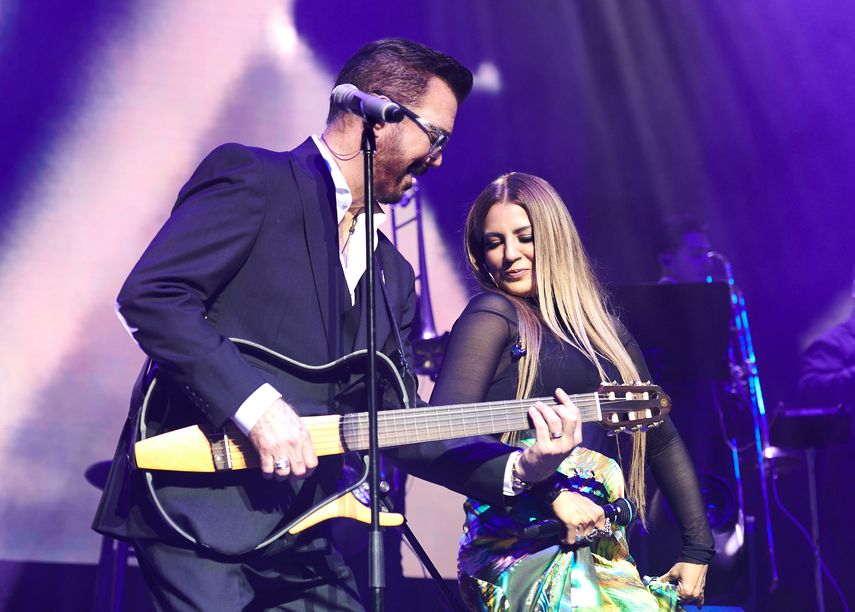 Willy Chirino canta junto a Lena Burke en el concierto por sus 50 años de vida artística.&nbsp;