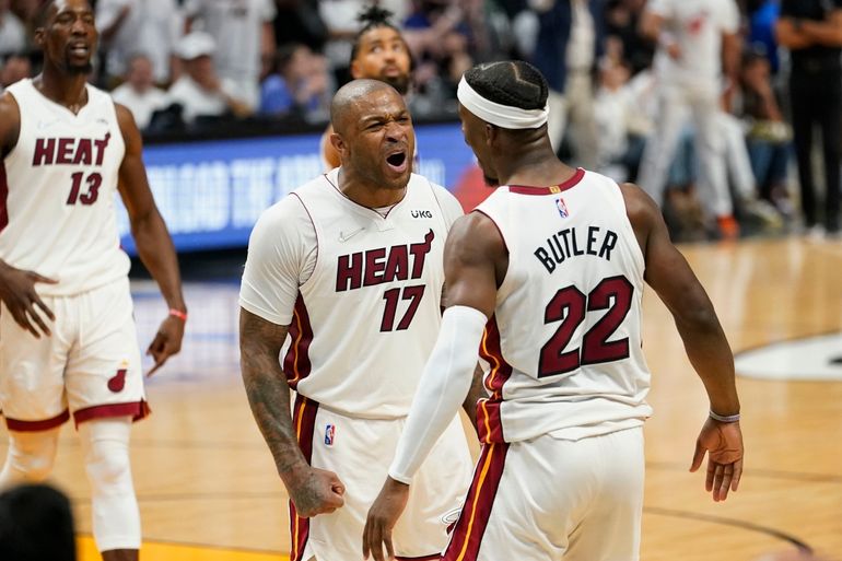 El alero del Miami Heat PJ Tucker (17) y el alero Jimmy Butler (22) celebran durante la segunda mitad del Juego 1 de una serie de playoffs de la final de la Conferencia Este de la NBA contra los Boston Celtics, el martes 17 de mayo de 2022, en Miami. 