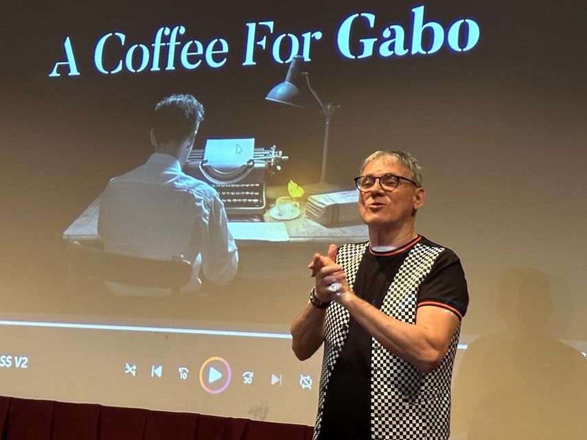 El guionista Hernando Olivares durante una presentación de su película A Coffee for Gabo.