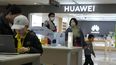Clientes en una tienda del gigante asiático de las comunicaciones Huawei.