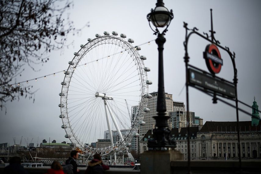 Una fotografía tomada el 25 de febrero de 2025 muestra el London Eye en la orilla sur del Támesis, frente a la estación de metro Embankment, en el centro de Londres. &nbsp;