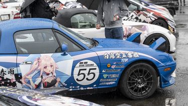 Esta foto tomada el 26 de marzo de 2023 muestra a los visitantes mirando los autos alineados durante el festival Odaiba Itasha Heaven 2023 (Itasha Tengoku), donde se exhiben autos decorados con varias imágenes y personajes de anima y manga, conocidos como itasha. en Tokio, Japón.