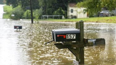 La Avenida Bittings se encuentra inundada por las fuertes lluvias que afectaron una zona residencial de Summerville, Georgia. Archivo