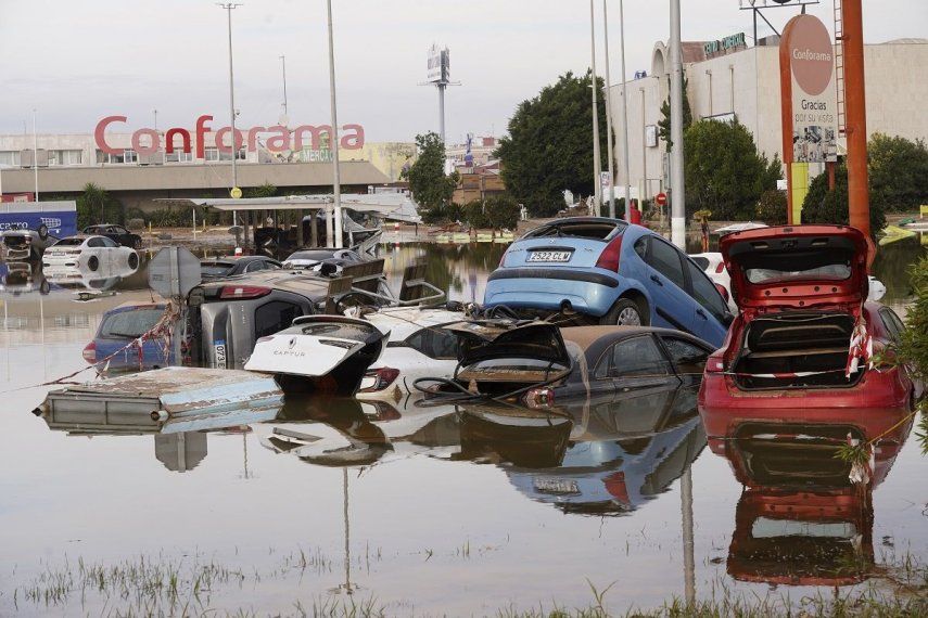 Autos se ven medio sumergidos después de inundaciones en Valencia, España, el 1 de noviembre de 2024.&nbsp;