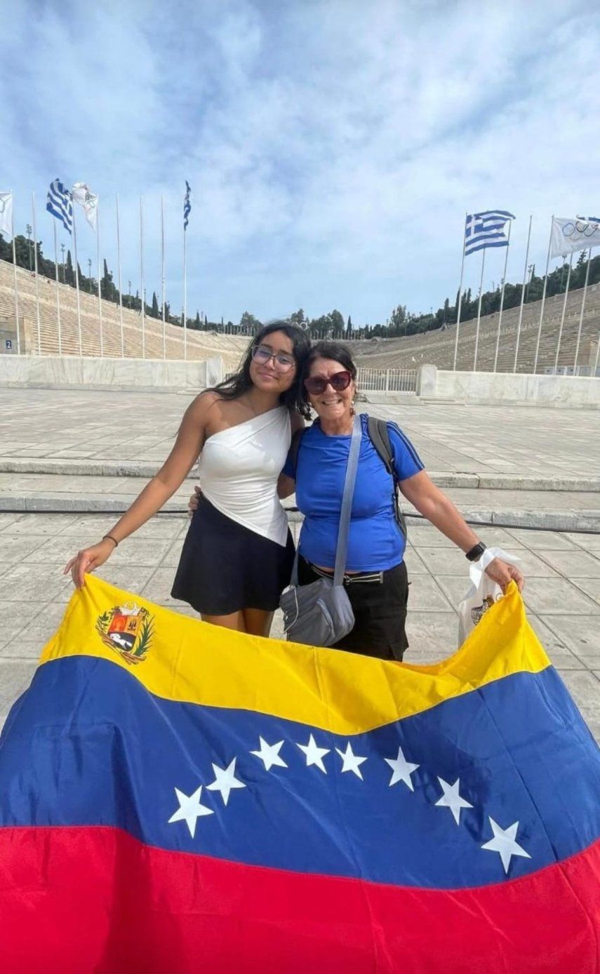 Isabella Zapata (izquierda) y su entrenadora María Pinto alzaron la bandera venezolana en Atenas, Grecia.