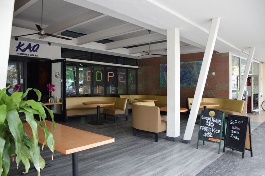 Vista parcial de un restaurante semi cerrado en Coral Gables.