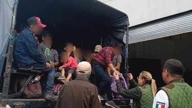 Fuerzas mexicanas rescatan a cientos de migrantes en Puebla.