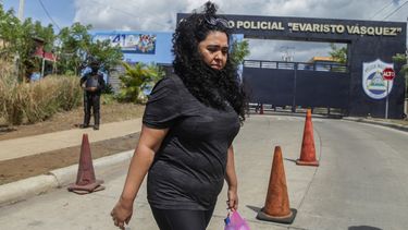 La periodista Verónica Chávez, esposa del precandidato presidencial detenido y periodista Miguel Mora, sale luego de ser expulsada por la policía antidisturbios mientras intentaba dejar comida para su esposo en el Complejo Judicial Evaristo Vásquez llamado el chipote en Managua, el 21 de junio 2021.