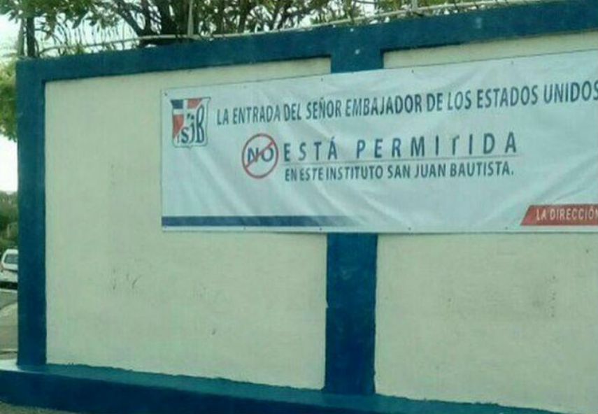 La entrada del señor embajador de los Estados Unidos NO está permitida en este instituto, señala el cartel del colegio San Juan Bautista (CORTESÍA)