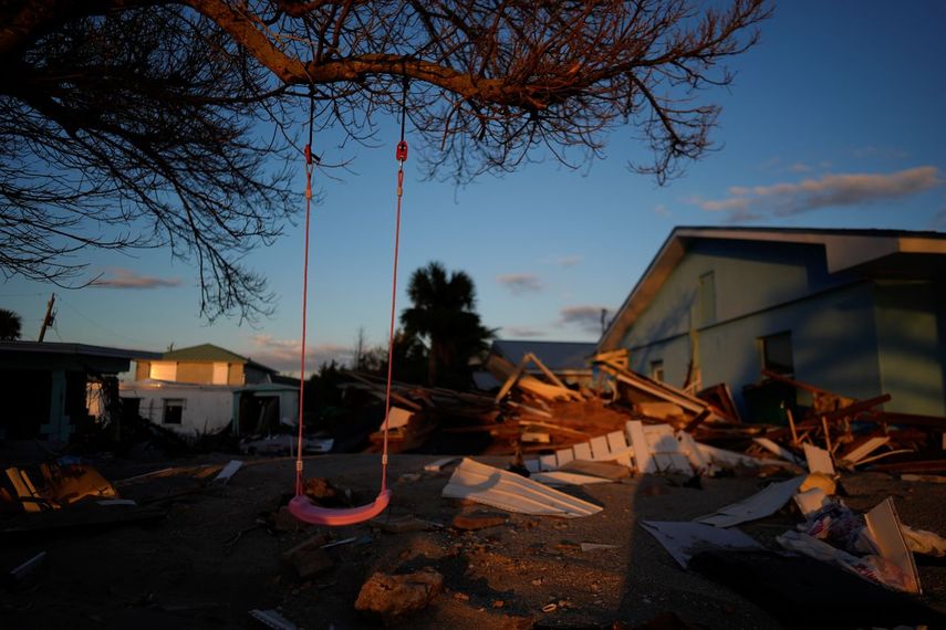 Un columpio infantil aún cuelga en un árbol, rodeado por escombros de viviendas destruidas por el huracán Milton, en Cayo Manasota, Florida, el sábado 12 de octubre de 2024. 