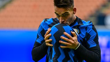 El Inter logra octava victoria seguida con triplete de Lautaro