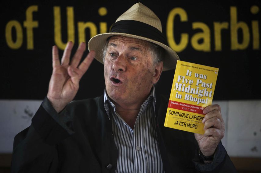 El escritor francés y activista Dominique Lapierre con un ejemplar de su libro sobre la tragedia industrial de Bhopal en Bhopal, India, el 1 de diciembre de 2009.