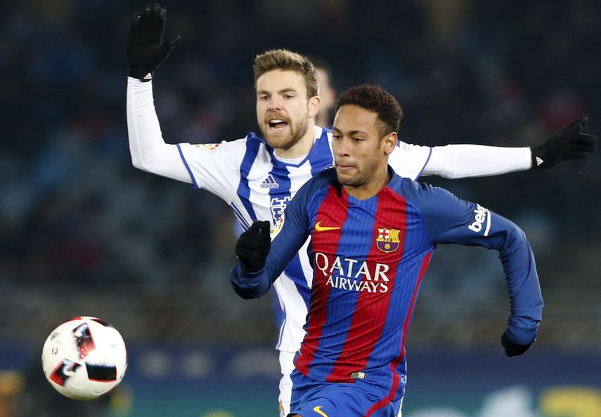 Neymar (derecha) escapa de Illarramendi, de la Real Sociedad, durante el partido de ida de los cuartos de final de la Copa del Rey