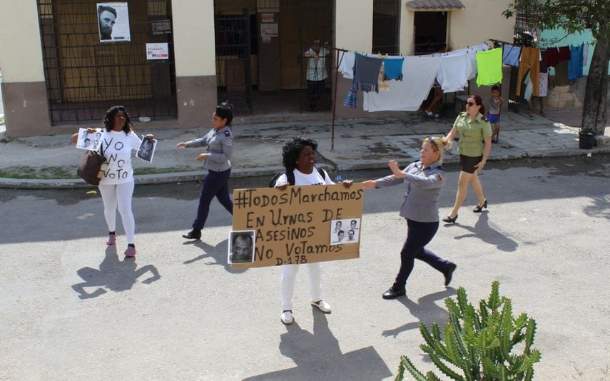 Fotografía publicada en Twitter por el opositor cubano Angel Juan Moya sobre la detención de Berta Soler, líder de las Damas de Blanco en Cuba.