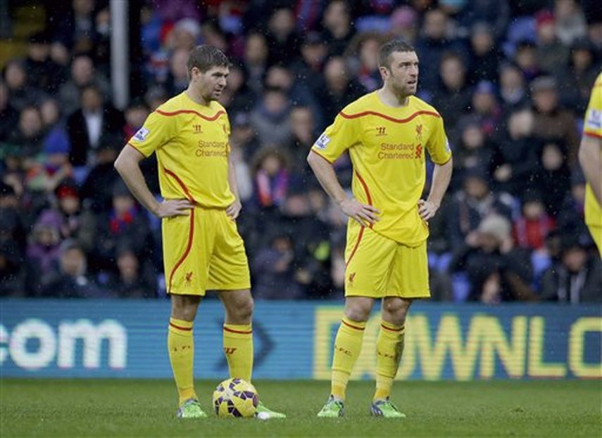 Steven Gerrard (izquierda) y Rickie Lambert se toman un momento en la derrota del Liverpool. (AP)