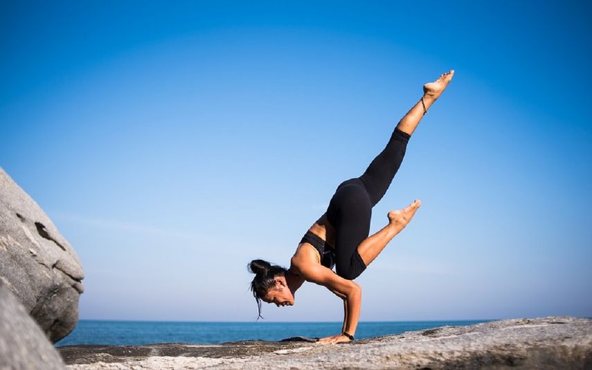El yoga caliente puede ser bueno pero también presenta riesgos a