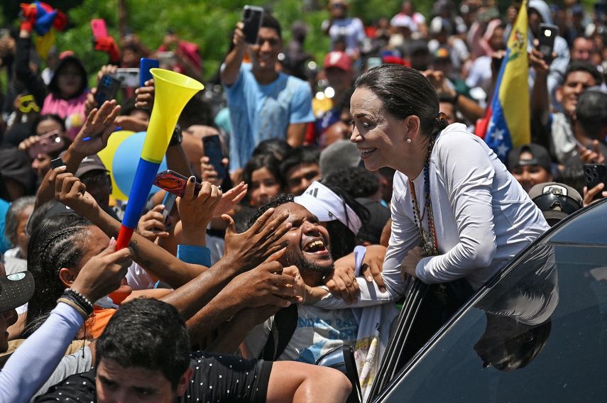 La líder de la oposición venezolana María Corina Machado saluda a sus partidarios durante su viaje por carretera entre los estados de Lara y Zulia cerca de Sabana de Plata, estado de Zulia, Venezuela, el 23 de julio de 2024.&nbsp;