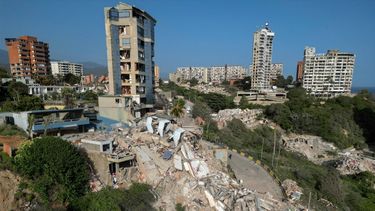 Esta vista aérea muestra edificios derrumbados en Catia La Mar, estado de La Guaira, Venezuela, el 27 de junio de 2026, tras los terremotos que azotaron la región.&nbsp;
