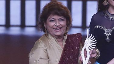 En esta foto de archivo del 19 de septiembre de 2019, el core&oacute;grafo indio Saroj Khan recibe un premio especial durante la 20 ceremonia de entrega de premios de la Academia Internacional de Cine Indio (IIFA) en Mumbai, India.&nbsp;