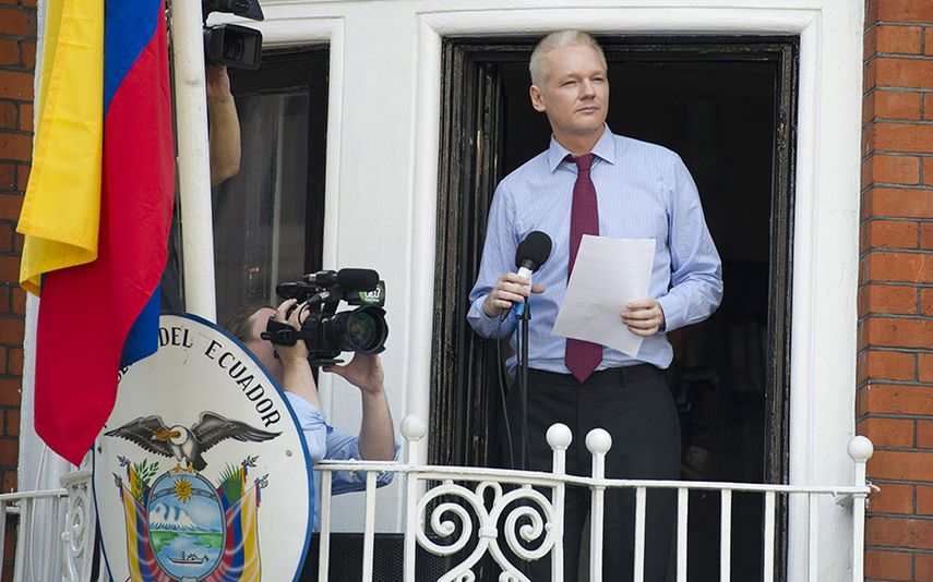 El fundador de WikiLeaks, Julian Assange, se dirige a los medios desde un balcón de la embajada de Ecuador en Londres, hace dos años. (EFE)