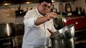 El chef colombiano Yulian Téllez prepara un plato con harina de coca en un restaurante de Bogotá, el 23 de agosto de 2022.