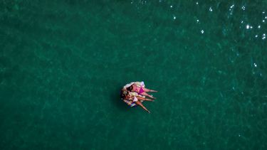 Dos mujeres descansan sobre un flotador en una playa al suroeste de la isla de Gran Canaria, Espa&ntilde;a, el mi&eacute;rcoles 19 de agosto de 2020.&nbsp;