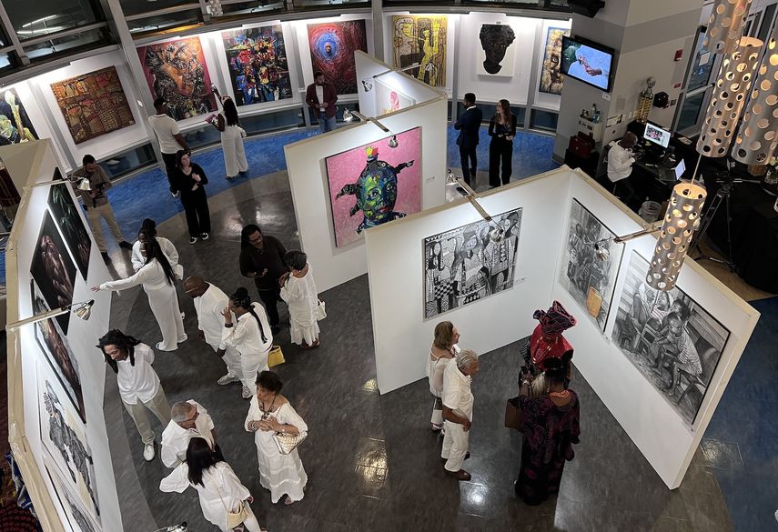 Vista parcial de la exposición de artes visuales en AfriKin Art Fair, en North Miami.&nbsp;