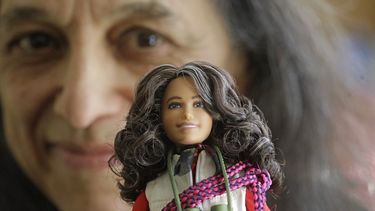 Fotograf&iacute;a del 3 de diciembre de 2019 de la ec&oacute;loga forestal Nalini Nadkarni en su laboratorio en la Universidad de Utah en Salt Lake City con una Barbie dise&ntilde;ada seg&uacute;n su imagen cuando sube a las copas de los &aacute;rboles selv&aacute;ticos para estudiarlas.&nbsp;