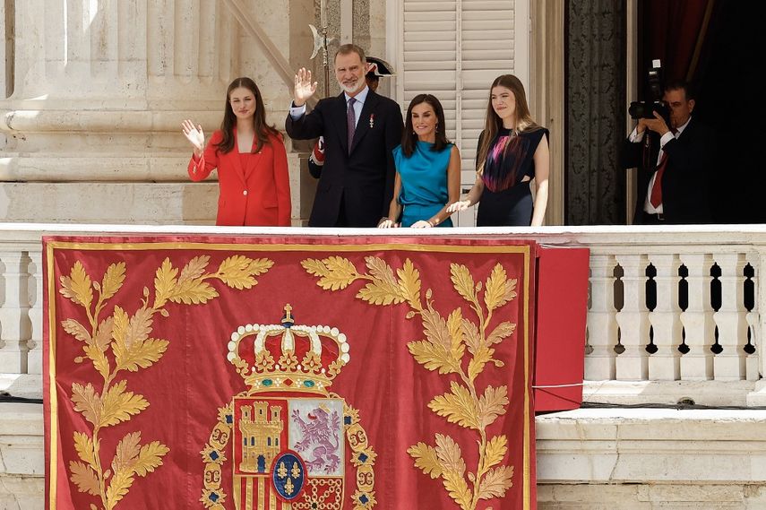 La Princesa Leonor, el Rey de España Felipe VI, la Reina Letizia y la Princesa Sofía saludan mientras asisten al relevo de la Guardia Real durante las conmemoraciones del décimo aniversario de la proclamación del Rey de España en el balcón del Palacio de Oriente o Palacio Real de Madrid el 19 de junio de 2024.