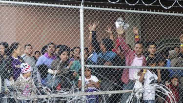 En esta fotografía de archivo del 27 de marzo de 2019, migrantes centroamericanos esperan comida en una zona cercada en El Paso, Texas.&nbsp;
