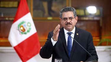 El presidente interino de Perú, Manuel Merino, anuncia su renuncia en un discurso televisado desde el Palacio Presidencial en Lima, Perú, el domingo 15 de noviembre de 2020. Merino renunció luego de las protestas masivas desatadas luego que el Congreso destituyó al presidente Martín Vizcarra.