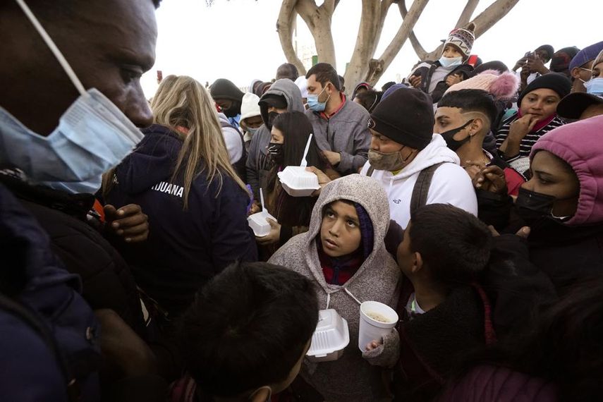 Solicitantes de asilo reciben alimentos mientras esperan noticias sobre las políticas migratorias de EEUU desde la ciudad mexicana de Tijuana.&nbsp;