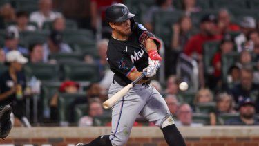 Heriberto Hernández #64 de los Marlins de Miami conecta un sencillo productor contra los Bravos de Atlanta en la séptima entrada en el Truist Park el 9 de agosto de 2025 en Atlanta, Georgia. 