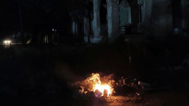 Fotografía que muestra una quema de basuras durante un apagón el 5 de marzo de 2026, en La Habana (Cuba). Fotografía que muestra una quema de basuras durante un apagón el 5 de marzo de 2026, en La Habana (Cuba).
