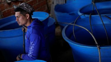 Franklin Cáceres llena tanques con agua que bombea desde un pozo en el vecindario de Petare, el lunes 20 de marzo de 2023, en Caracas, Venezuela. Los venezolanos viven en una constante escasez del líquido vital.