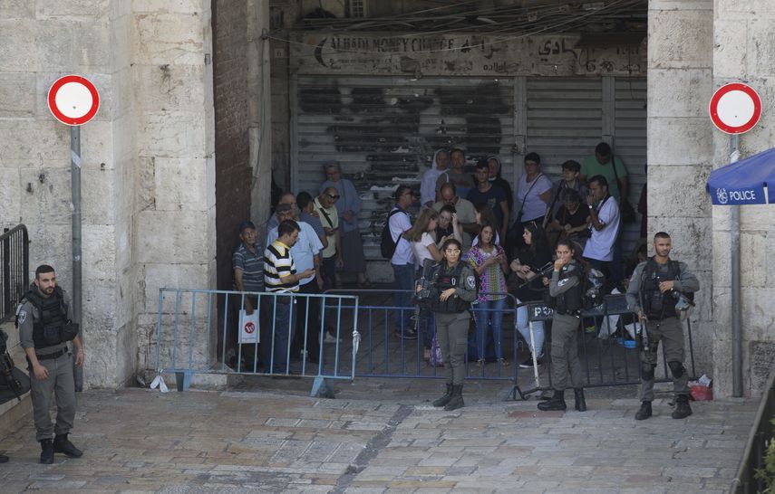 Israel decretó este viernes rezo musulmán, el cierre de la Explanada de las Mezquitas tras el ataque en el que han muerto los tres asaltantes y dos policías en un incidente inusual dentro de la&nbsp;Ciudad&nbsp;Vieja&nbsp;de&nbsp;Jerusalén. &nbsp;