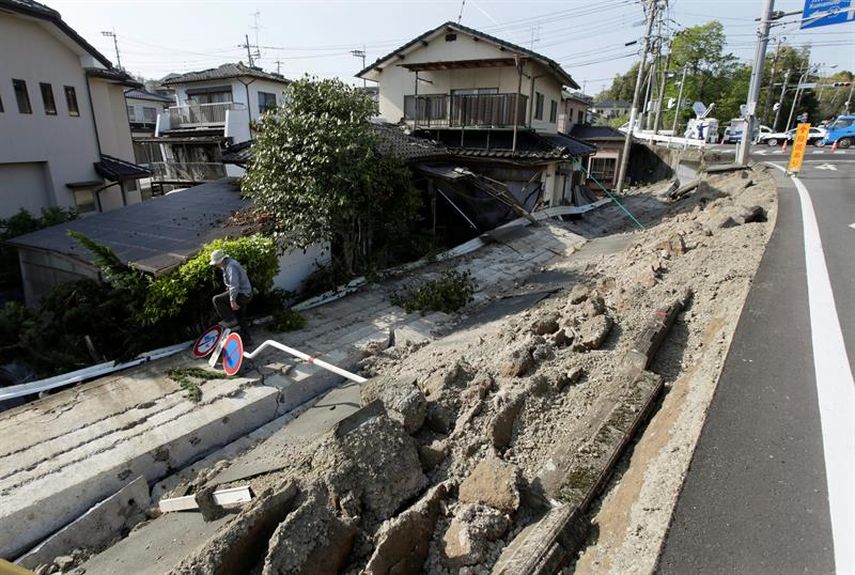 Un hombre observa los escombros dejados por el terremoto de 6,5 grados en la escala de Ritcher registrado en la localidad de Mashiki, en la prefectura de Kumamoto, Japón. (EFE)
