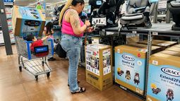 Una cliente observa artículos para bebés en una tienda en Estados Unidos. Una cliente observa artículos para bebés en una tienda en Estados Unidos.