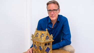 El detective de arte holandés Arthur Brand posa con la reliquia de la Preciosa Sangre de Cristo en Ámsterdam, el 6 de julio de 2022.