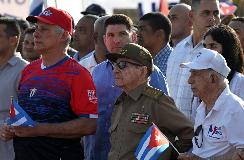 El dictador Raúl Castro, junto al gobernante designado Miguel Díaz-Canel (izq) y su nieto y guardaespaldas apodado el Cangrejo (detrás).